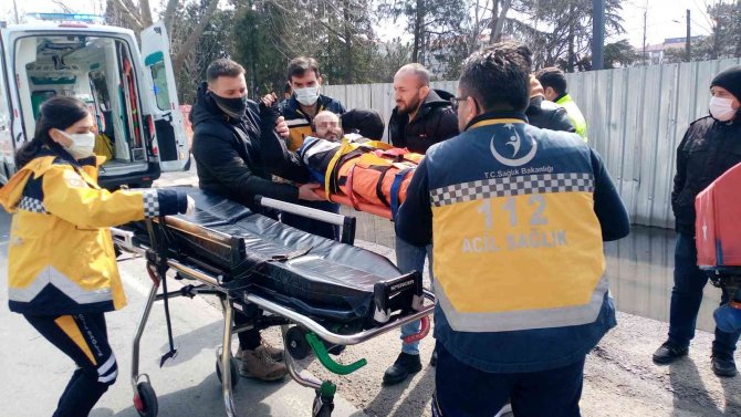 Otomobille Çarpışan Motosikletli Kurye Yaralandı