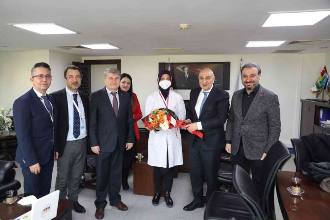 Altınok’tan Sağlık Çalışanlarına Çiçek Hediyesi