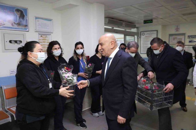 Altınok’tan Sağlık Çalışanlarına Çiçek Hediyesi