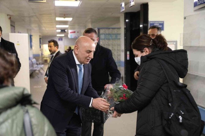 Altınok’tan Sağlık Çalışanlarına Çiçek Hediyesi