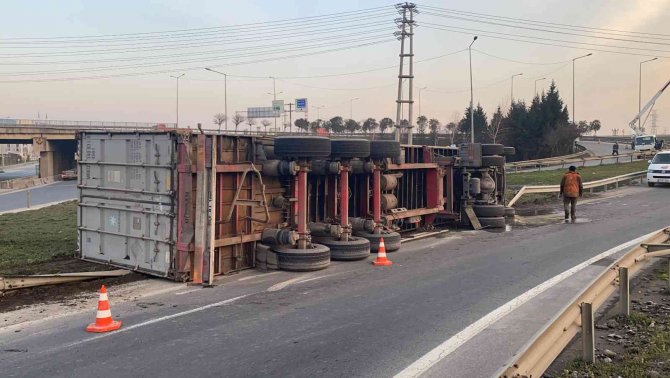 Hammadde Yüklü Tır Yol Ayrımında Devrildi