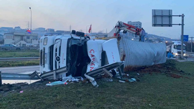 Hammadde Yüklü Tır Yol Ayrımında Devrildi