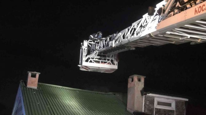 Kocaeli’de 3 Katlı Binada Yangın Çıktı, Bir Kişi Dumandan Etkilendi