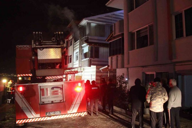 Kocaeli’de 3 Katlı Binada Yangın Çıktı, Bir Kişi Dumandan Etkilendi