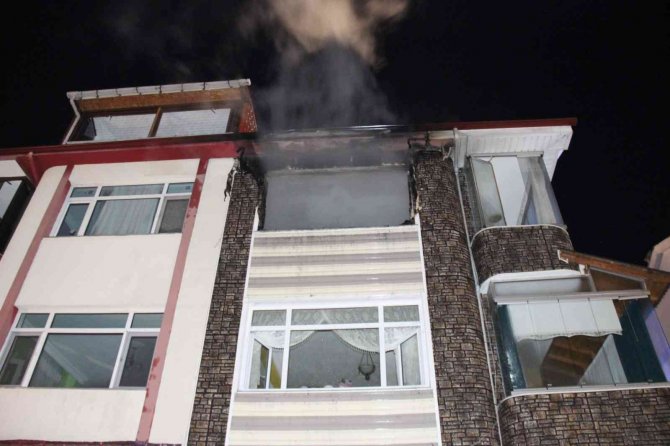 Kocaeli’de 3 Katlı Binada Yangın Çıktı, Bir Kişi Dumandan Etkilendi
