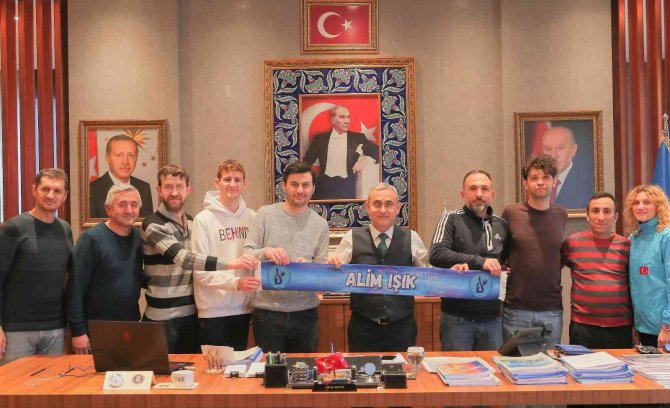 İ̇şitme Engelli İki Başarılı Sporcuyu Tebrik Etti