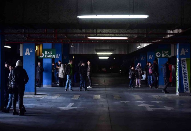 Lviv’de Halk, Sirenler Sonrası Avm Otoparkına Sığındı