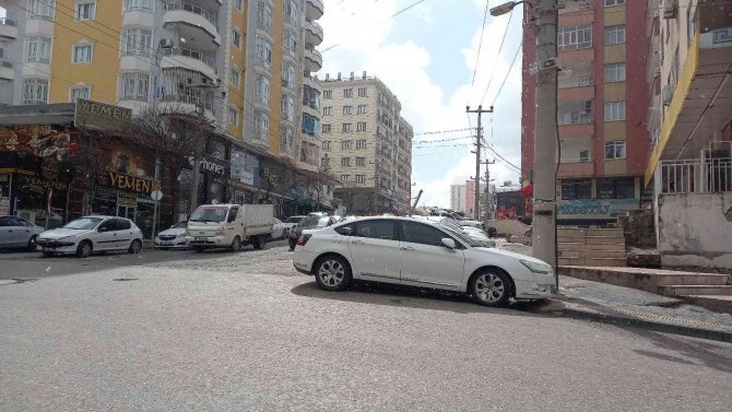 Mardin’de Güneşli Havada Kar Yağdı