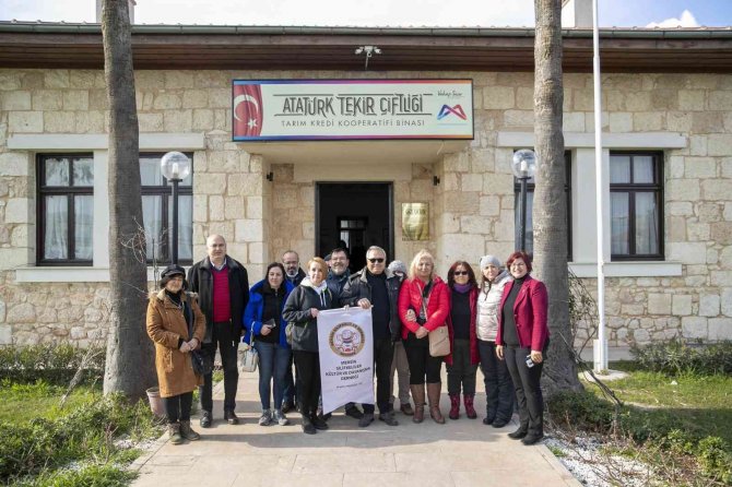 Gazi Çiftliğinde Ressam Nazan Kundak Sergisi Açıldı