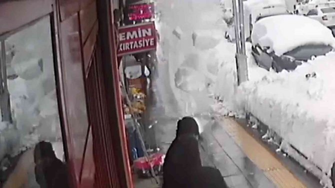 Kaldırıma Düşen Kar Kütlesinden Saniyelerle Kurtuldular