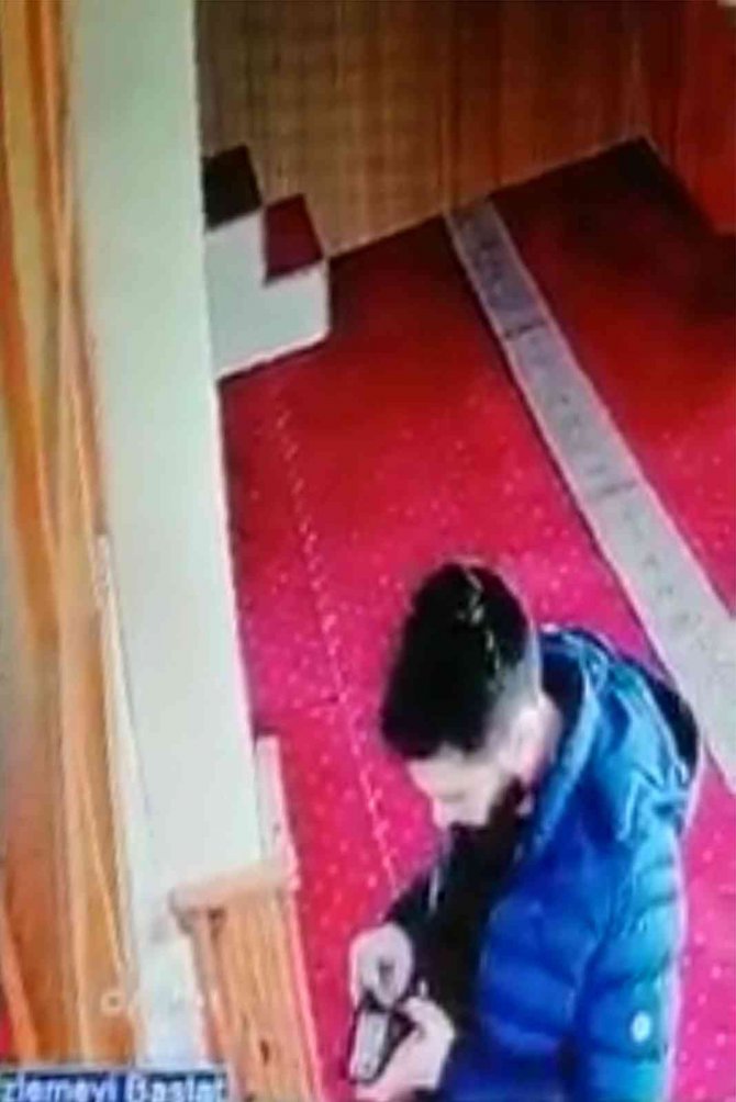 Namaz Kılmak İçin Camide Elektrikli Isıtıcıyı Çalıştıran Gençten İç Isıtan Hareket