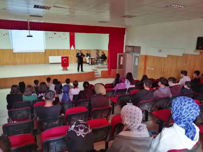 Öğrencilere, ’Değerlerimiz Varsa Değerliyiz’ Semineri