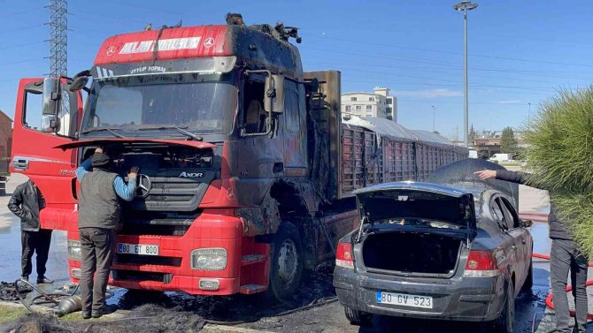 Osmaniye’de Park Halindeki Otomobil Alev Alev Yandı