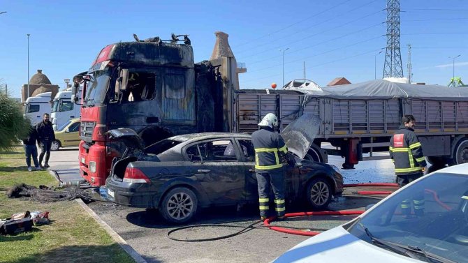 Osmaniye’de Park Halindeki Otomobil Alev Alev Yandı