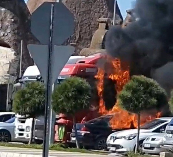 Osmaniye’de Park Halindeki Otomobil Alev Alev Yandı