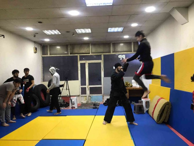 Kurdukları Salonda Kimsesiz Çocuklara Sporla Umut Oluyorlar