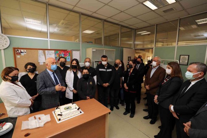 Yaşar, Sağlık Personeliyle Birlikte Pasta Kesti