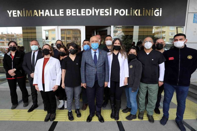 Yaşar, Sağlık Personeliyle Birlikte Pasta Kesti