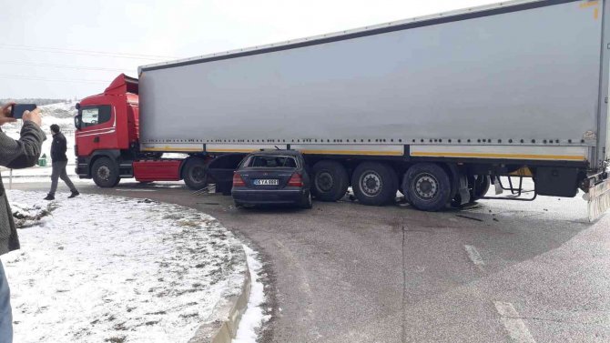 Samsun’da Otomobil Tırla Çarpıştı: 5 Yaralı