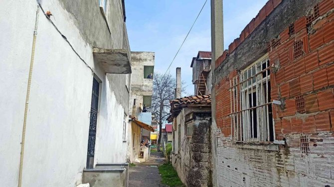 ’Alacağım’ Var Diye Kapıyı Açtırıp Çamaşır Makinesini Götürdü