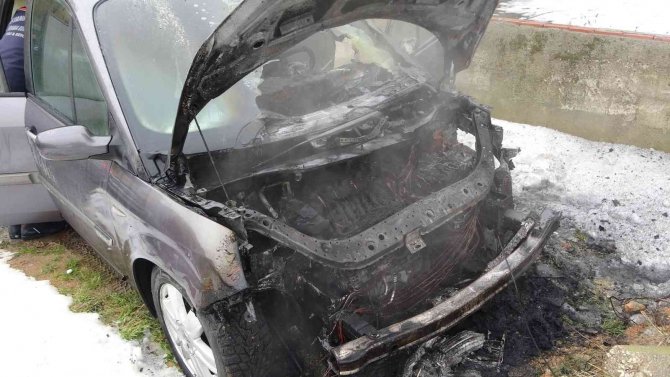 Sancaktepe’de Park Halindeki Otomobilin Yandığı Anlar Kamerada
