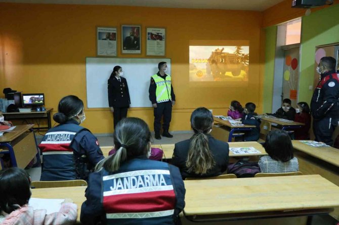 Öğrenciler Çizgi Film İzleyerek Eğitim Aldı