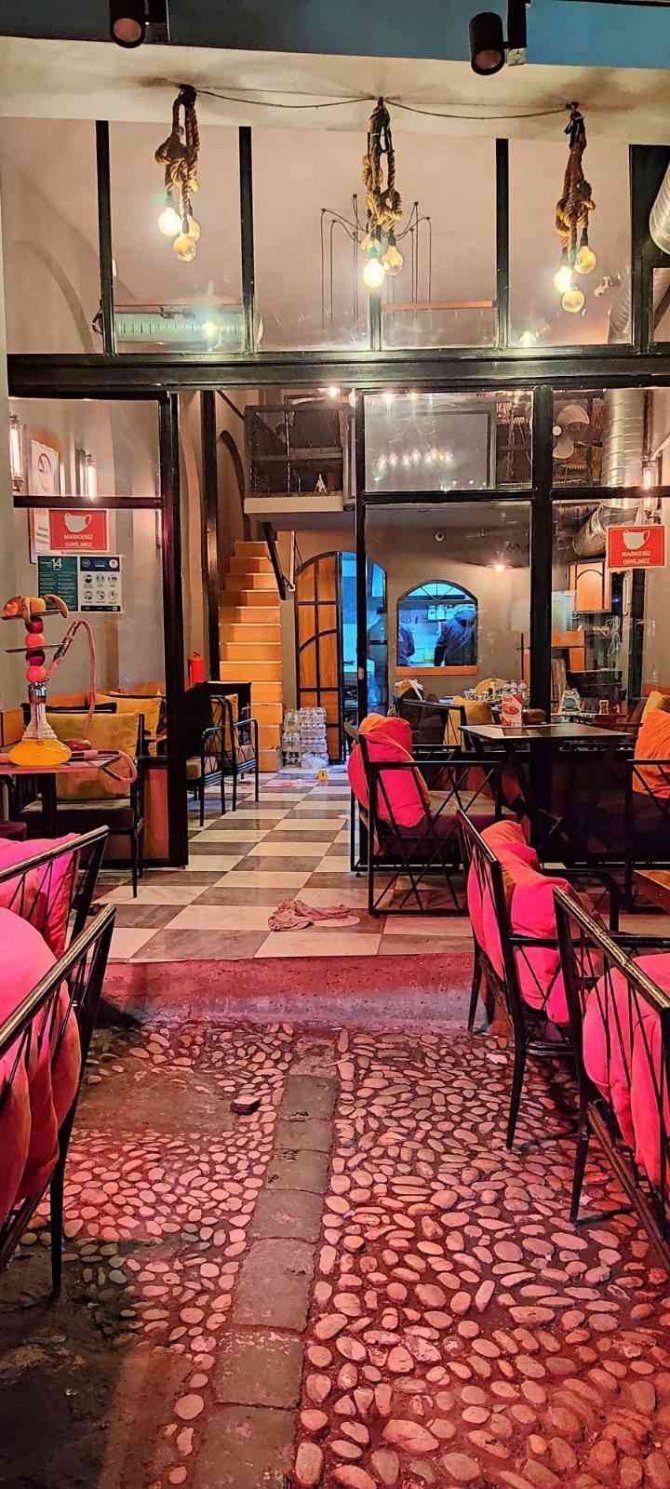 - Taksim’de Silahlı Saldırgan Kafede Dehşet Saçtı: 2 Yaralı