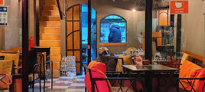 - Taksim’de Silahlı Saldırgan Kafede Dehşet Saçtı: 2 Yaralı