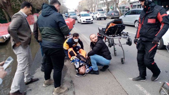 Otomobille Çarpışan Motosikletli Kurye Yaralandı