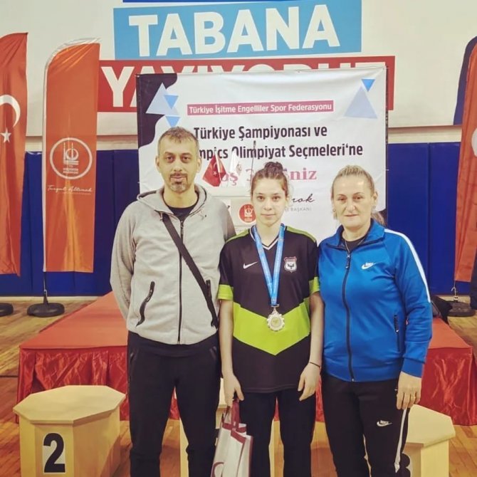 Zonguldaklı İ̇rem, İ̇şitme Engelliler Masa Tenisi Şampiyonasında İkinci Oldu