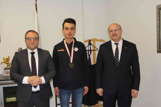 Başarılı Sporcuya Kaymakam Ve Başkandan Destek