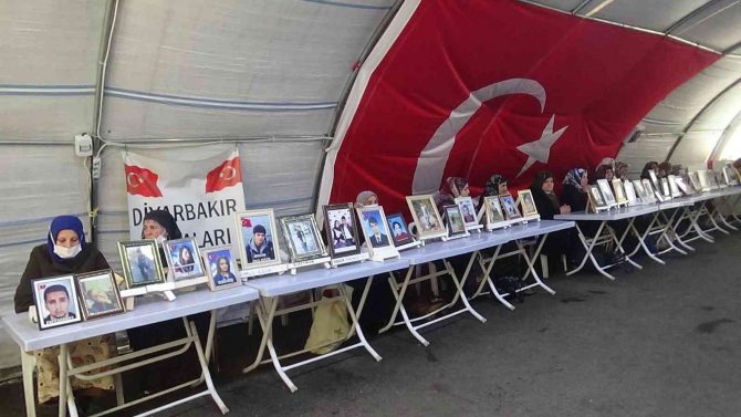 Evlat Nöbetindeki Acılı Baba: “Oğlum Avukat Olacaktı, Elindeki Kalemi Aldılar Silah Verdiler”