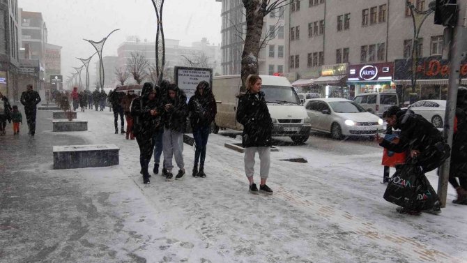 Van’da Yoğun Kar Yağışı