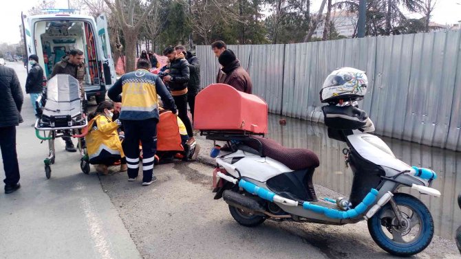 Otomobille Çarpışan Motosikletli Kurye Yaralandı