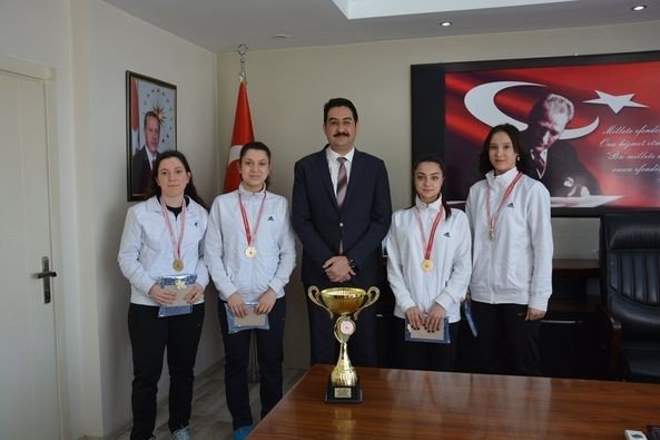Şampiyon Sporcular Sevinçlerini Kaymakam Yıldırım İle Paylaştı