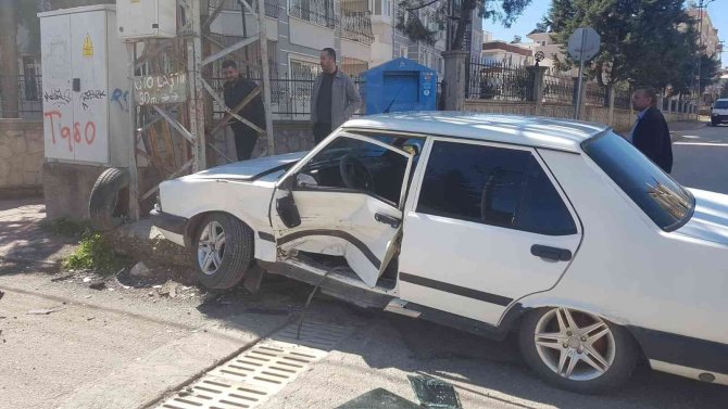 İ̇ki Otomobil Çarpıştı: 2 Yaralı