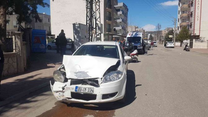 İ̇ki Otomobil Çarpıştı: 2 Yaralı