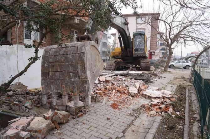 Altıeylül’de Metruk Yapılar Yıkılıyor