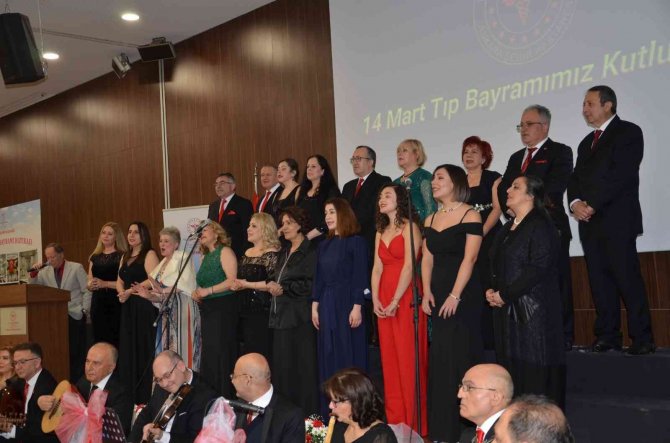 Sağlık Çalışanlarından Hastanede ’Tıp Bayramı’ Konseri