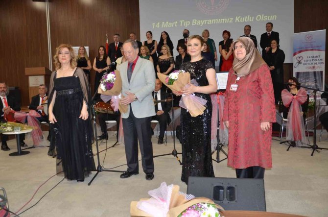 Sağlık Çalışanlarından Hastanede ’Tıp Bayramı’ Konseri