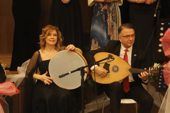 Sağlık Çalışanlarından Hastanede ’Tıp Bayramı’ Konseri