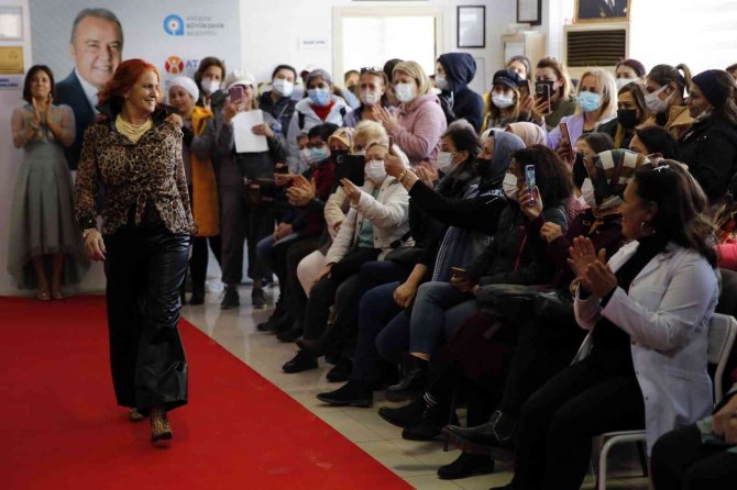 Kursiyerler, Kendi Diktikleri Kıyafetlerin Defilesini Yaptı