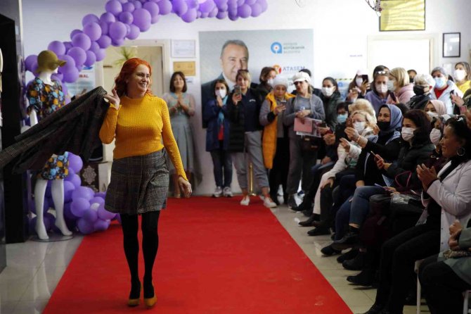 Kursiyerler, Kendi Diktikleri Kıyafetlerin Defilesini Yaptı