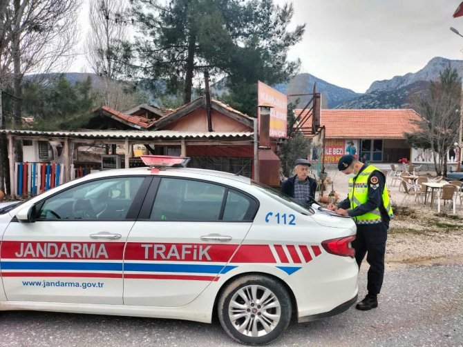 Hatalı Sollama Yapan Araç, Gezici Jandarma Aracına Yakalandı