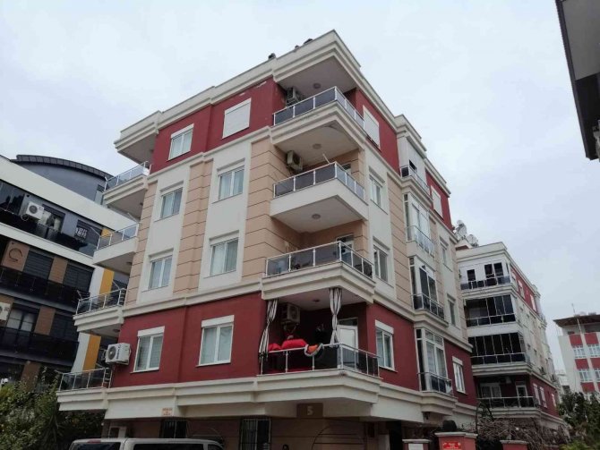 Günısıyı Tamir Ederken Merdivenlerden Beton Zemine Düşerek Hayatını Kaybetti