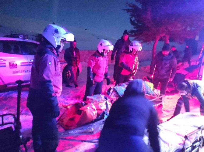 Ayağını Kıran Kayakçıyı Jandama Kurtardı