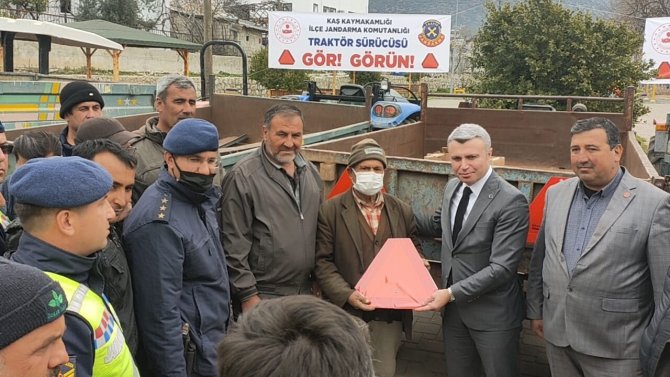 Kaş’ta 80 Traktör Sürücüsüne Reflektör Dağıtıldı