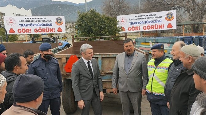 Kaş’ta 80 Traktör Sürücüsüne Reflektör Dağıtıldı