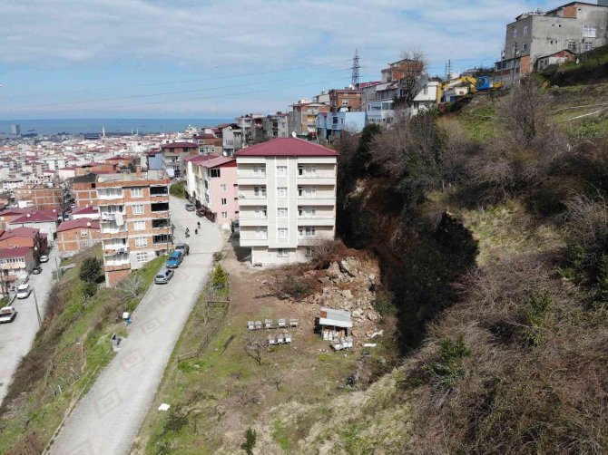 Samsun’da Heyelan Nedeniyle 5 Katlı Bina Boşaltıldı