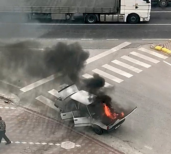 Edremit’te Otomobil Alev Alev Yandı, Kamera Saniye Saniye Yangını Kaydetti
